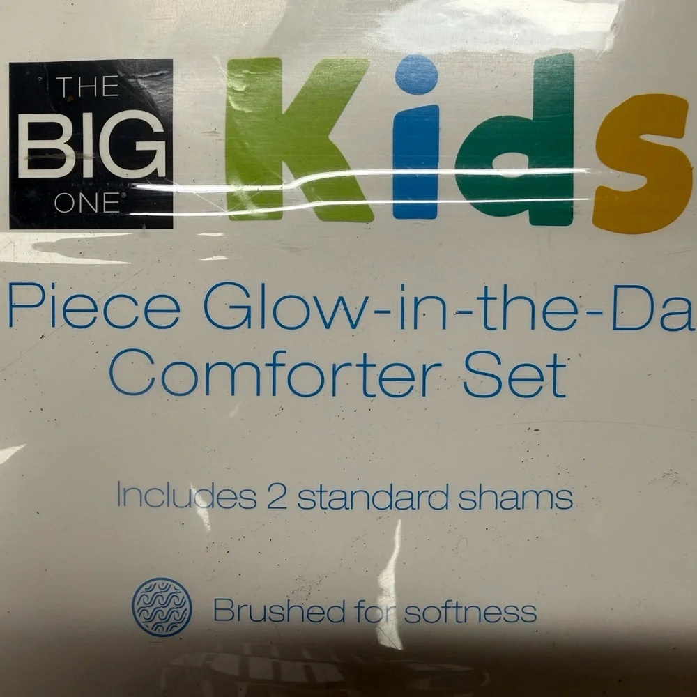 THE BIG KIDS SPACE-THEMED 3 PIECE GLOW - THE -DARK COMFORTER SET.